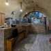 Il padrone di casa ci conduce allinterno, piccolo ma molto accogliente. Una volta bassa in pietra a vista termina con un enorme dipinto di San Nicola...